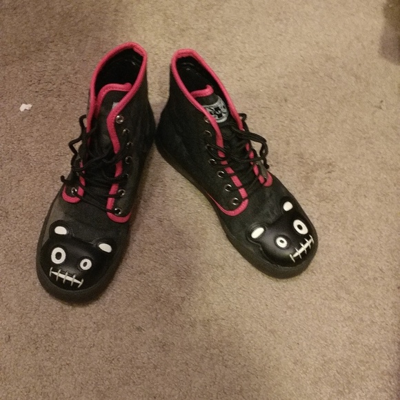 T.U.K Shoes - TUK Blk w/Pink trim, bear-faced hi tops.ODD😋